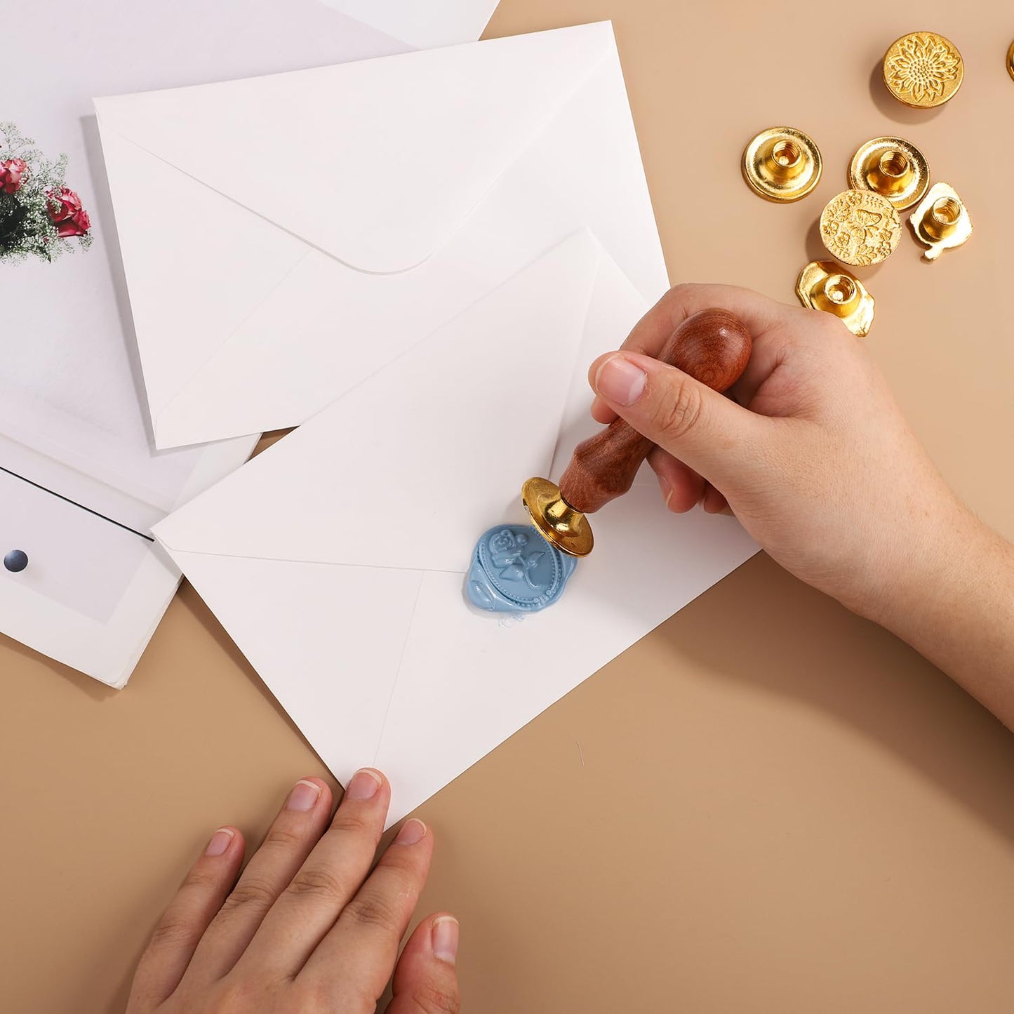 Wax Seal Stamp Set, 10pcs Sealing Wax Stamp Heads with a Wooden Handle Sealing Wax Stamp Kit with Various Patterns for Letter Encapsulation Greeting Cards Presents Decoration Items(Gold)